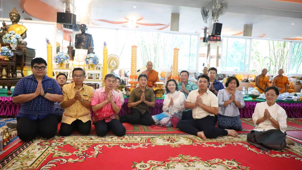 ถวายเทียนพรรษาเนื่องในวันเข้าพรรษา