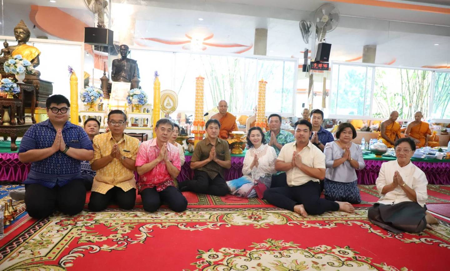 ถวายเทียนพรรษาเนื่องในวันเข้าพรรษา