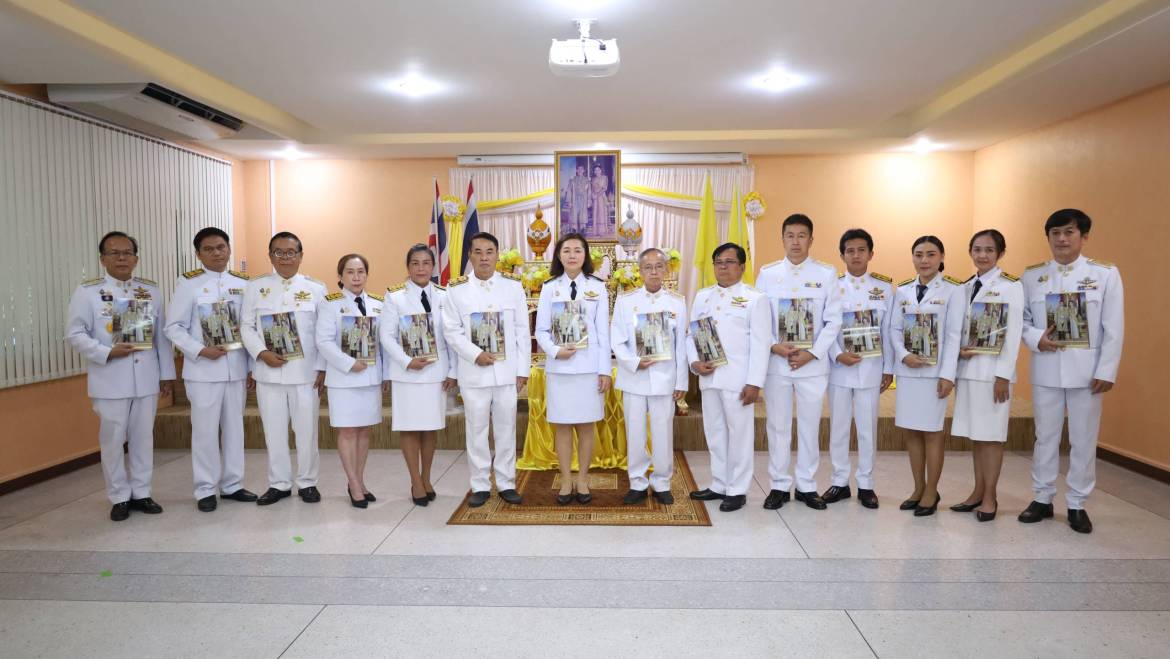 พิธีพระราชทานพระบรมฉายาลักษณ์ พระบาทสมเด็จพระเจ้าอยู่หัว และสมเด็จพระนางเจ้าฯ พระบรมราชินี