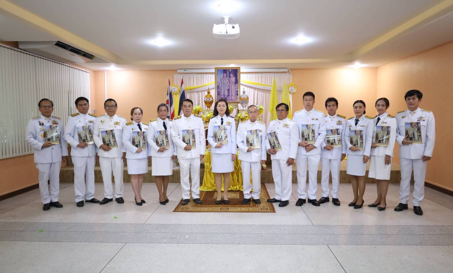 พิธีพระราชทานพระบรมฉายาลักษณ์ พระบาทสมเด็จพระเจ้าอยู่หัว และสมเด็จพระนางเจ้าฯ พระบรมราชินี