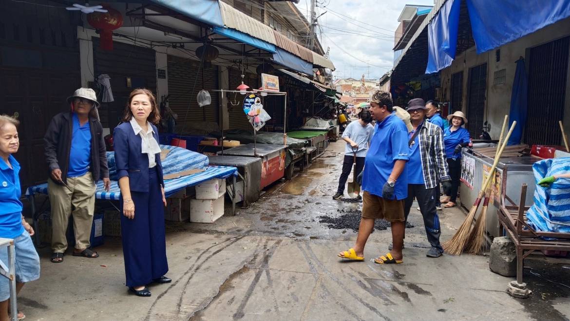กิจกรรมซ่อมผิวถนนในตลาด
