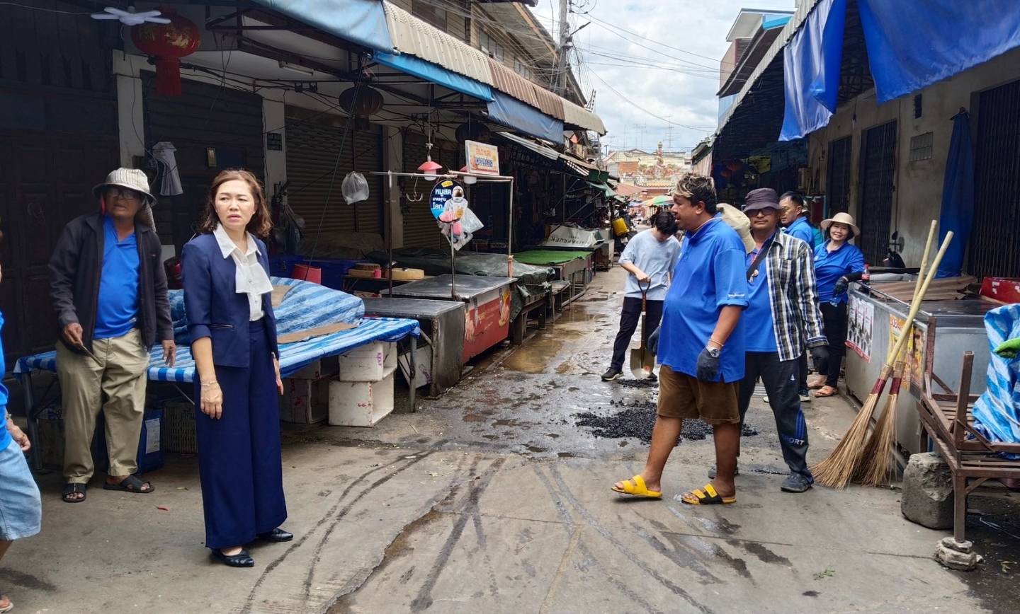 กิจกรรมซ่อมผิวถนนในตลาด