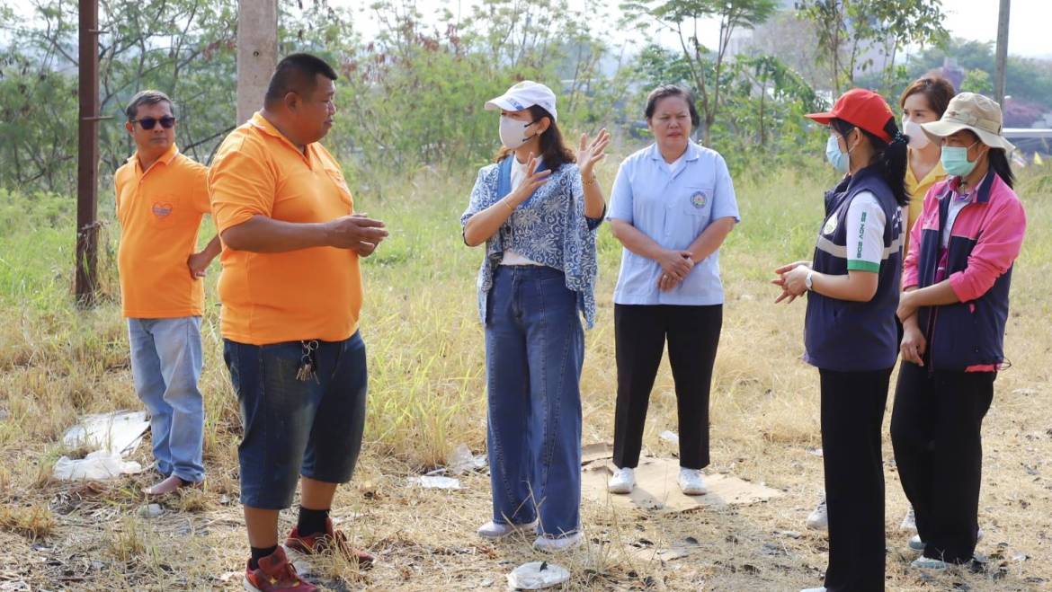 ดำเนินการเก็บขยะซึ่งมีบุคคลลักลอบนำมาทิ้งบริเวณวัดเทพสถิตย์