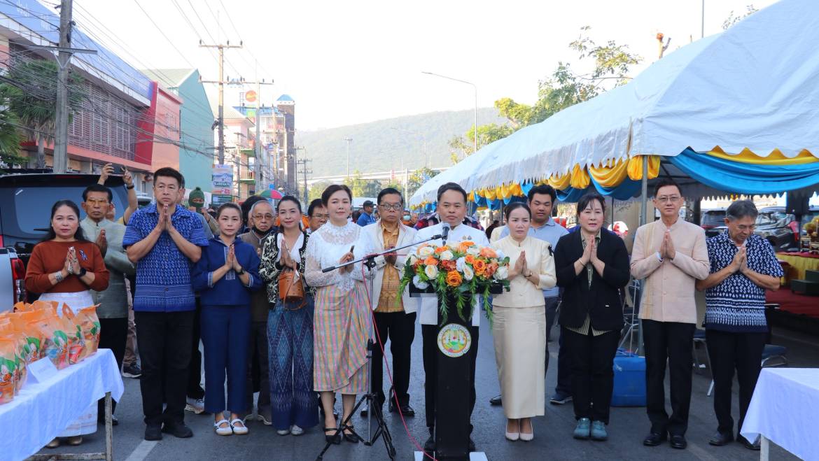 ทำบุญใส่บาตรเนื่องในวันเทศกาลวันขึ้นปีใหม่ 2569