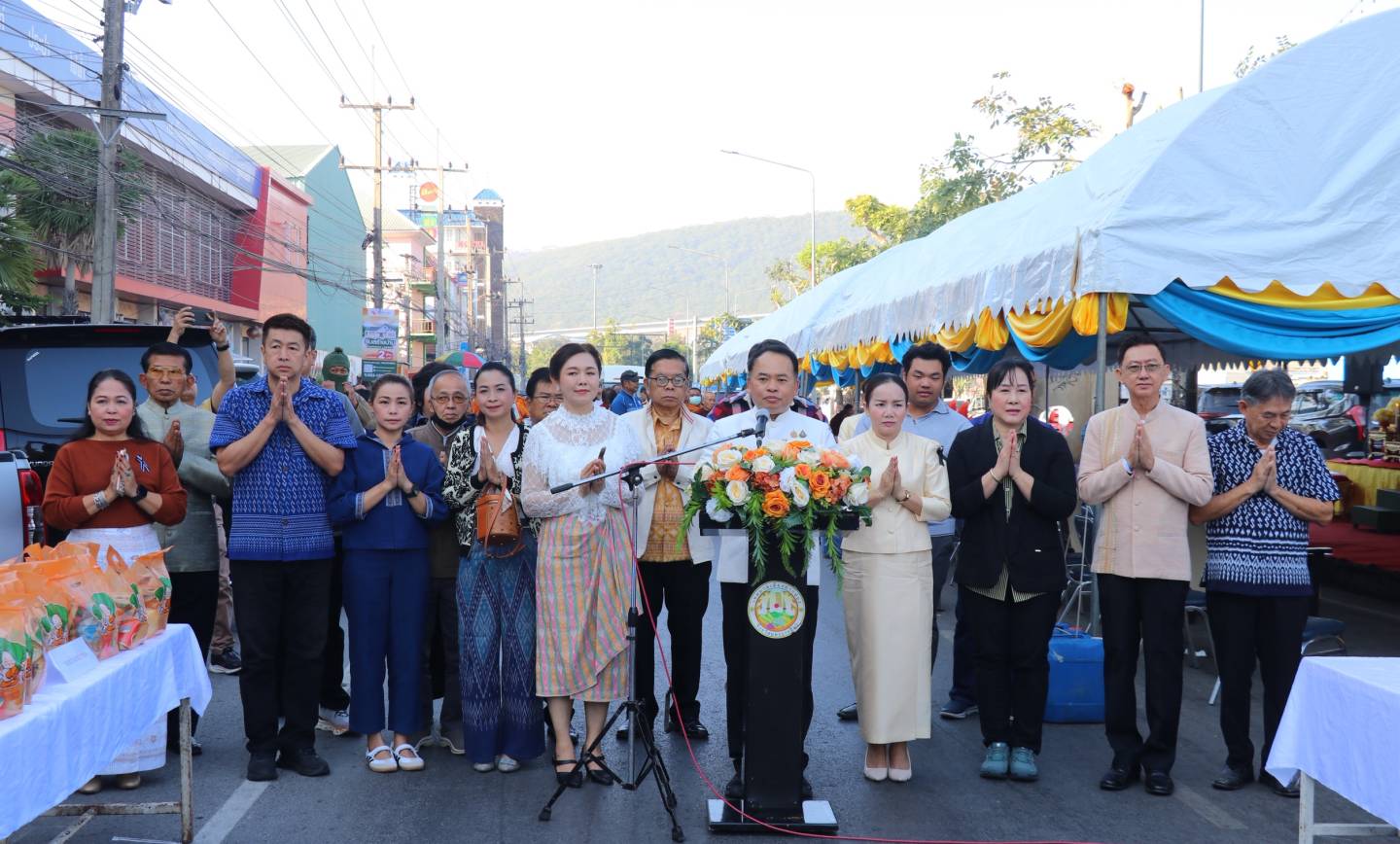 ทำบุญใส่บาตรเนื่องในวันเทศกาลวันขึ้นปีใหม่ 2569