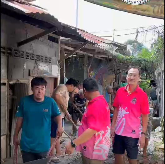 คณะสมาชิกสภาลงพื้นที่เทคอนกรีต ในพื้นที่ชุมชนตรอกสุเหร่า