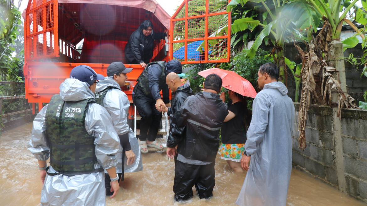 ดำเนินการออกแจกจ่ายอาหารปรุงสุก และน้ำดื่มให้กับประชาชนซึ่งติดค้างภายในพื้นที่ประสบภัย